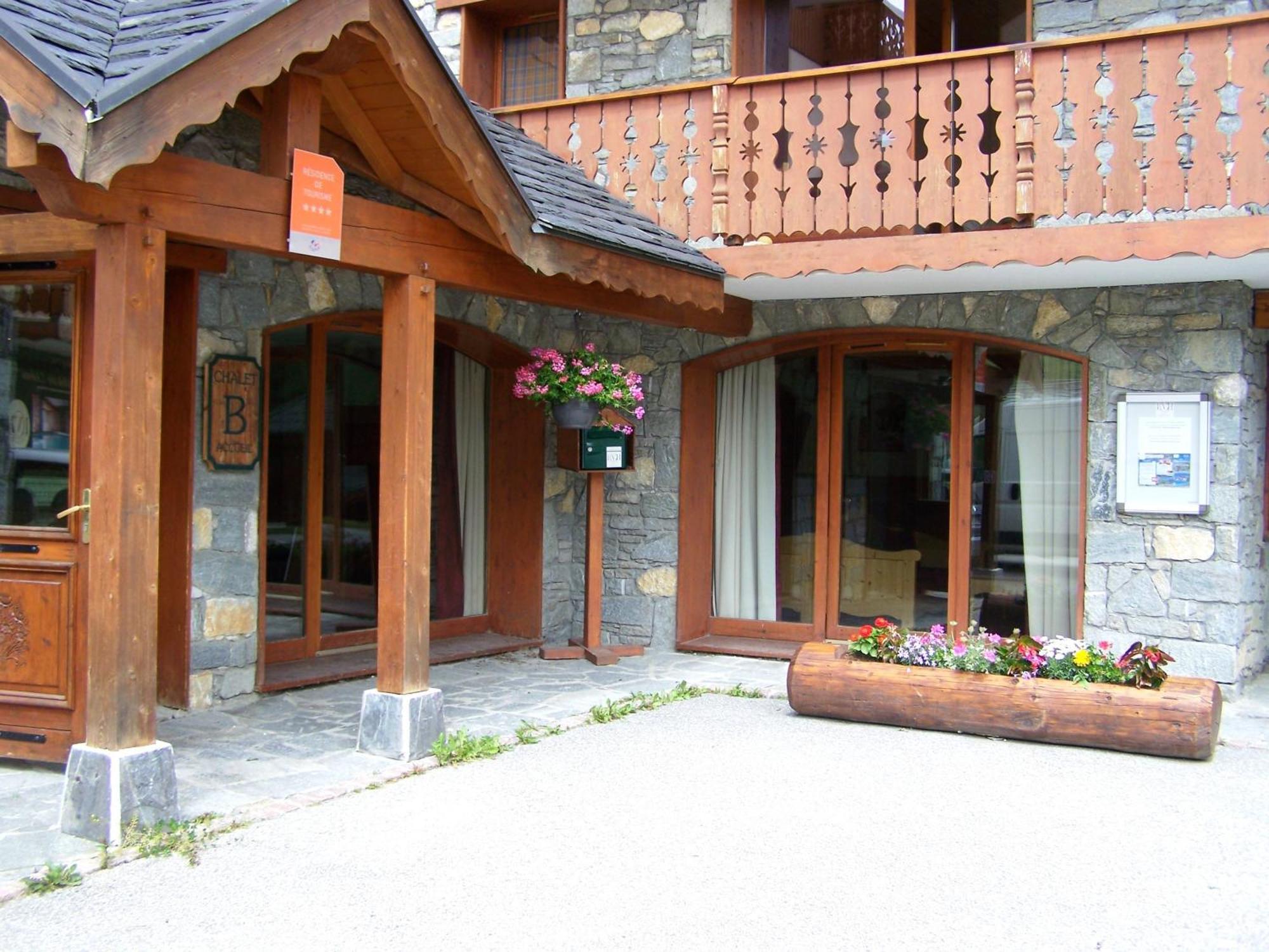 夏雷阿多尼斯酒店 圣马丁德贝尔维尔 外观 照片